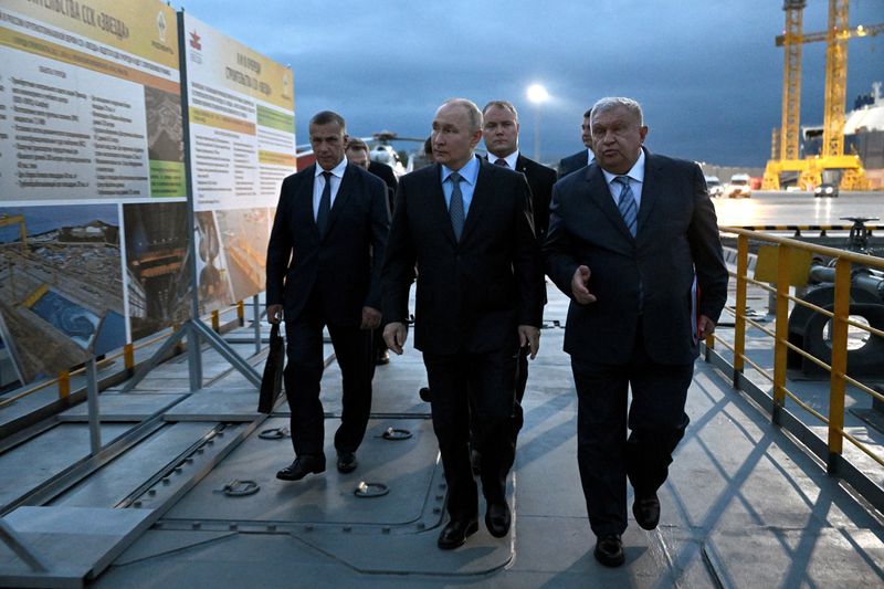 &copy; Reuters. Russian President Vladimir Putin, accompanied by Chief Executive of oil producer Rosneft Igor Sechin and Deputy Prime Minister Yuri Trutnev, visits Zvezda shipyard to take part in a ceremony to give names to new tanker vessels in the town of Bolshoy Kamen
