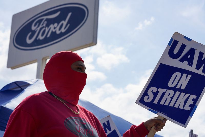 &copy; Reuters. Sindicalistas em greve montam piquete em frente a unidade da Ford em Wayne, no Estado norte-americano de Michigan
23/09/2023 REUTERS/Dieu-Nalio Chery