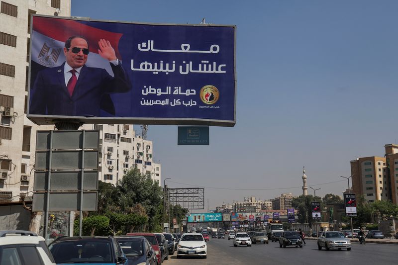 © Reuters. منظر عام للافتة إعلانية تدعم الرئيس المصري عبد الفتاح السيسي في القاهرة يوم الاثنين. تصوير: عمرو عبد الله دلش - رويترز.