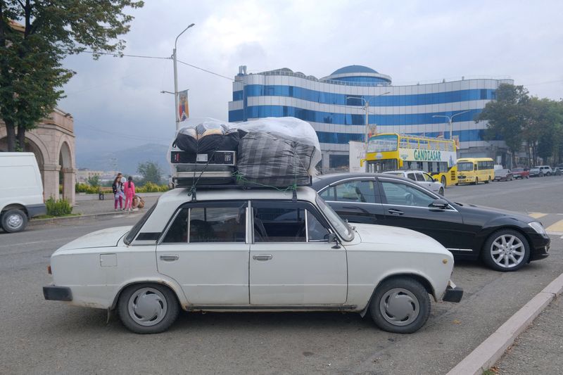 &copy; Reuters. FILE PHOTO: A view shows a car loaded with belongings of people leaving Nagorno-Karabakh, a region inhabited by ethnic Armenians, on a street in Stepanakert, September 25, 2023. REUTERS/Hasmik Khachatryan/File Photo