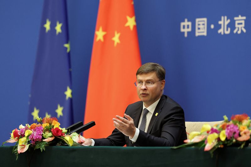 &copy; Reuters. El vicepresidente ejecutivo de la Comisión Europea, Valdis Dombrovskis, asiste a una rueda de prensa conjunta tras el 10º Diálogo Económico y Comercial de Alto Nivel China-UE en la Casa de Huéspedes del Estado Diaoyutai en Pekín, China. 25 de septie