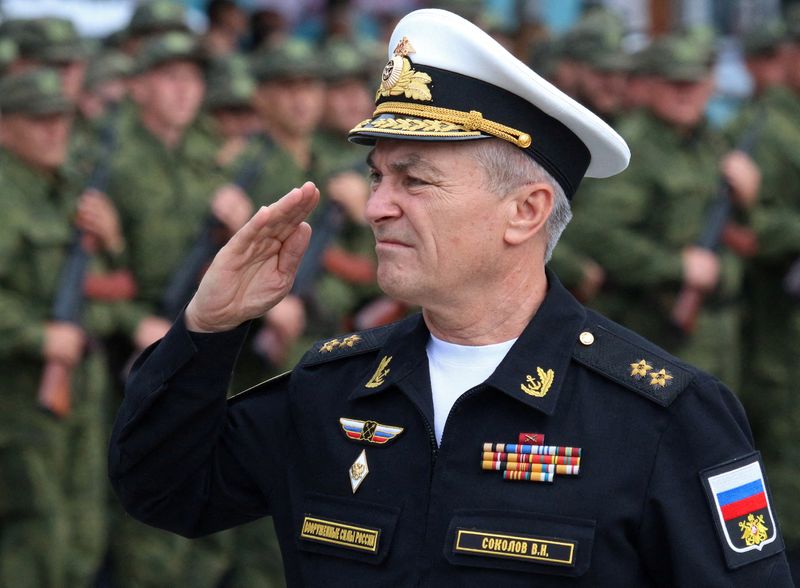 &copy; Reuters. FILE PHOTO: Commander of the Russian Black Sea Fleet Vice-Admiral Viktor Sokolov salutes during a send-off ceremony for reservists drafted during partial mobilisation, in Sevastopol, Crimea September 27, 2022. REUTERS/Alexey Pavlishak/File Photo