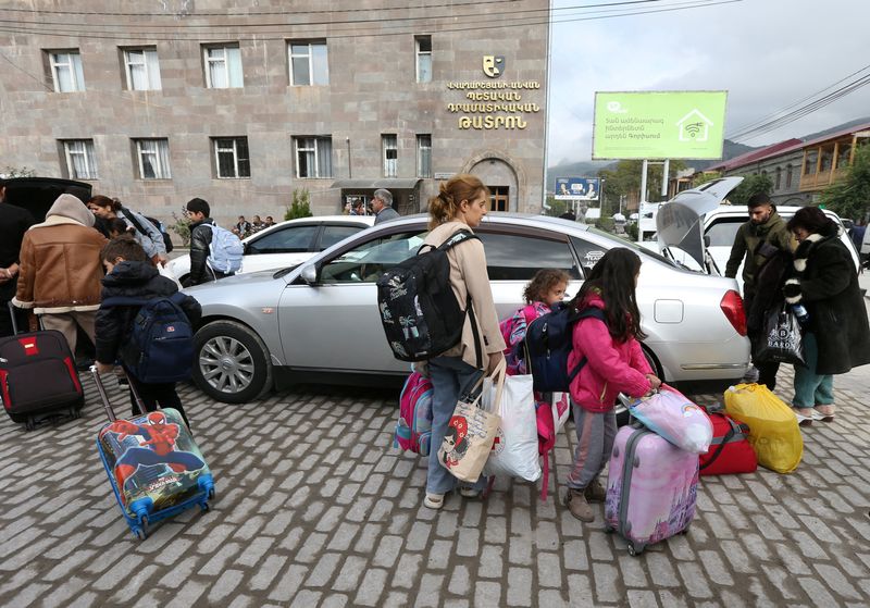 &copy; Reuters. لاجئون من إقليم ناجورنو قرة باغ يصلون إلى مركز إيواء مؤقت في بلدة جوريس بأرمينيا يوم الاثنين. تصوير: إيراكلي جيدينيدزه - رويترز 