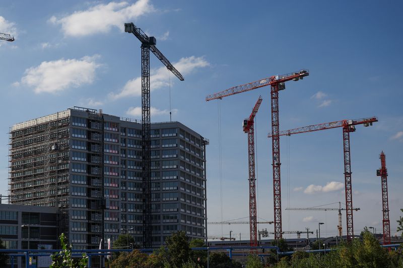 &copy; Reuters. FOTO DE ARCHIVO. Vista general de grúas y una obra en construcción, en Berlín, Alemania. 25 de septiembre de 2023. REUTERS/Lisi Niesner