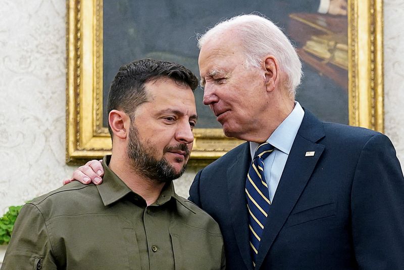 &copy; Reuters. FILE PHOTO: Ukrainian President Volodymyr Zelenskiy is embraced by U.S. President Joe Biden in the Oval Office of the White House in Washington, September 21, 2023. REUTERS/Kevin Lamarque/File Photo