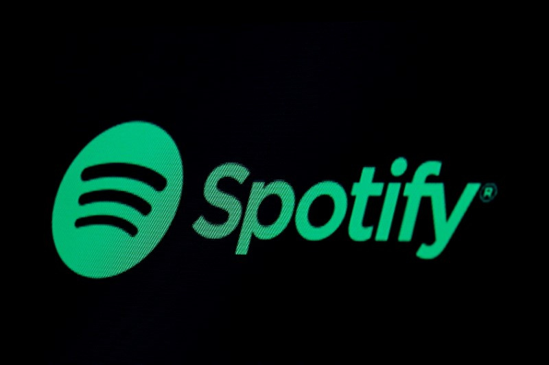 &copy; Reuters. FOTO DE ARCHIVO. El logo de Spotify en una pantalla en el parqué de la Bolsa de Nueva York (NYSE) en Nueva York, Estados Unidos. 3 de mayo de 2018. REUTERS/Brendan McDermid