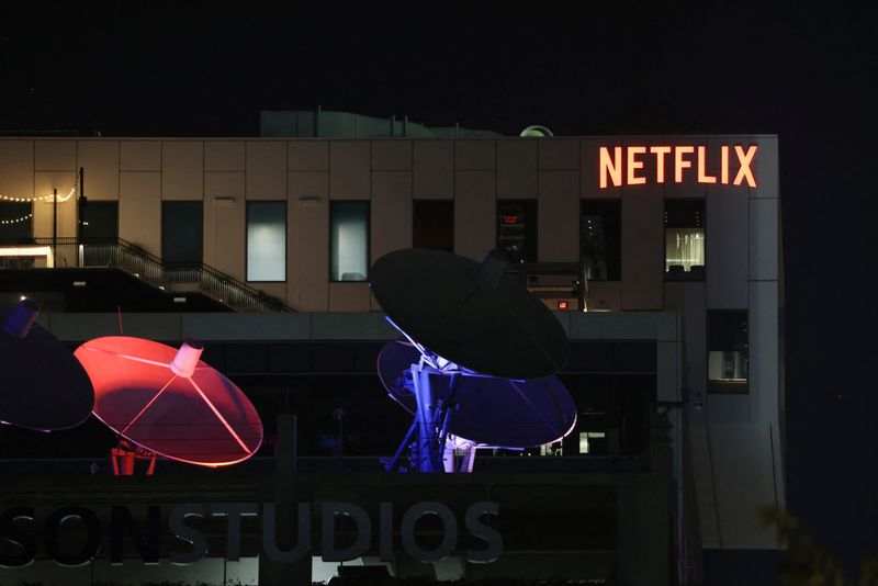 © Reuters. A general view outside the Netflix office after the Writers Guild of America (WGA) said it reached a preliminary labor agreement with major studios in Los Angeles, California, U.S., September 24, 2023.  REUTERS/David Swanson