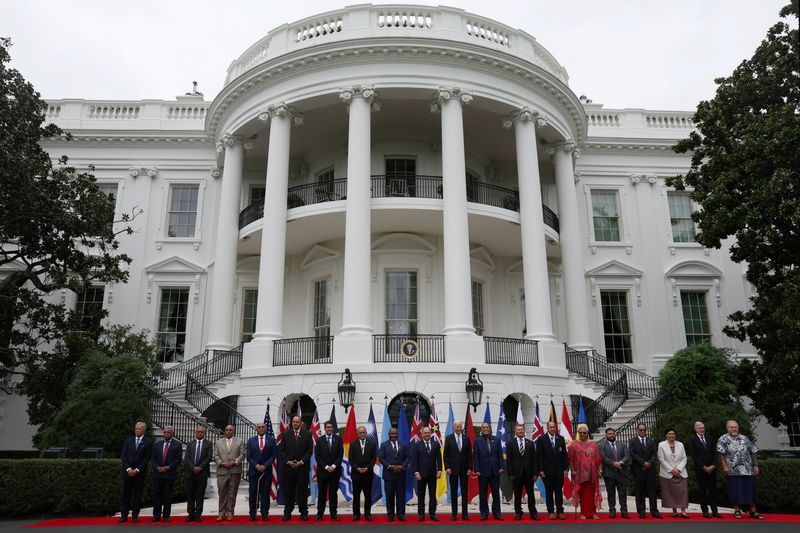 &copy; Reuters. قادة دول جزر المحيط الهادي يقفون لالتقاط صورة جماعية مع الرئيس الأمريكي جو بايدن خلال قمة في البيت الأبيض في واشنطن يوم الاثنين. تصوير: ليا م