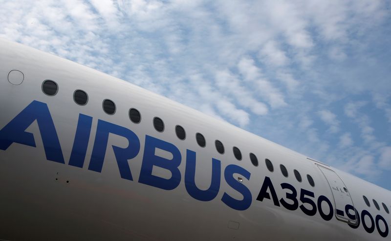 &copy; Reuters. Un Airbus A350 exposé sur le tarmac au salon aéronautique de Singapour.  /Photo prise le 11 février 2014/REUTERS/Edgar Su