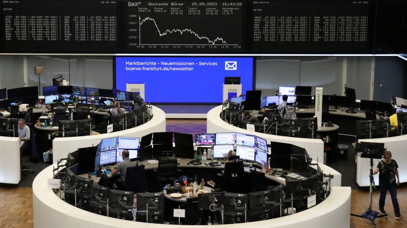 &copy; Reuters. شاشات إلكترونية تعرض حركة مؤشر داكس للأسهم في بورصة فرانكفورت يوم الاثنين. صورة لرويترز 