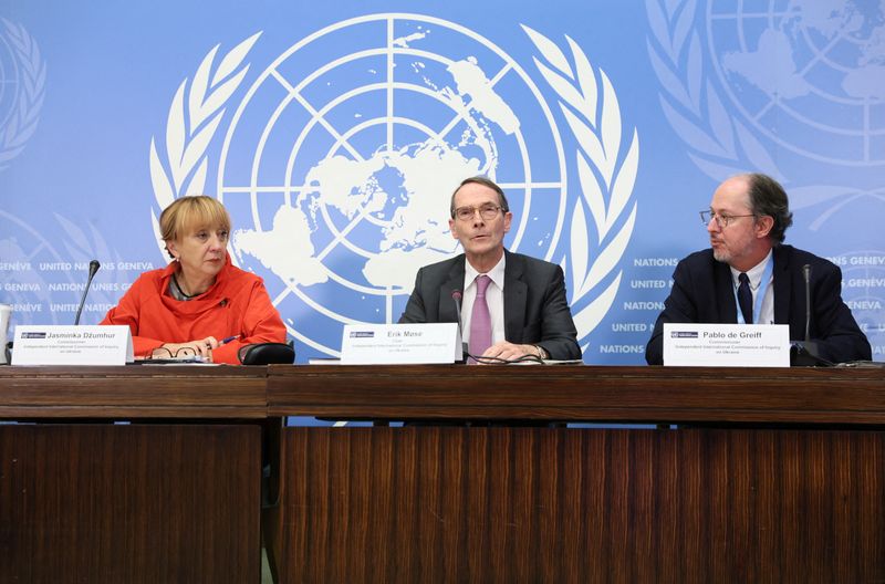 &copy; Reuters. (من اليسار) جازمينكا زومور وإريك موس وبابلو دي جريف، أعضاء لجنة التحقيق بشأن أوكرانيا لمجلس حقوق الإنسان التابع للأمم المتحدة في جنيف خلال م