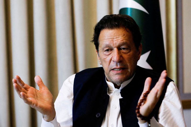 &copy; Reuters. رئيس الوزراء الباكستاني السابق عمران خان خلال مقابلة مع رويترز في لاهور يوم 17 مارس آذار 2023. تصوير: أختر سومرو - رويترز