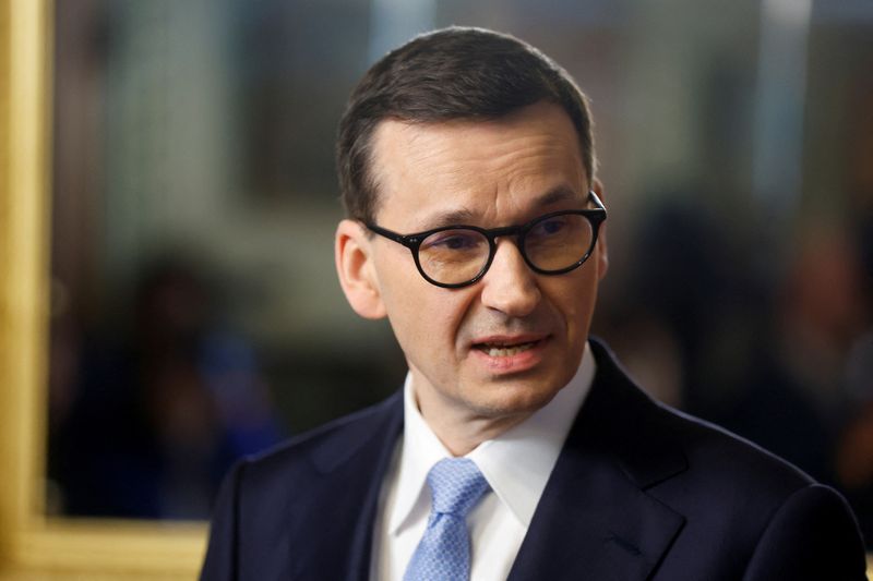 © Reuters. FILE PHOTO: Poland's Prime Minister Mateusz Morawiecki delivers remarks with U.S. Vice President Kamala Harris before their meeting in her ceremonial office in the Eisenhower Executive Office Building on the White House campus in Washington, D.C., U.S. April 11, 2023. REUTERS/Jonathan Ernst/File Photo