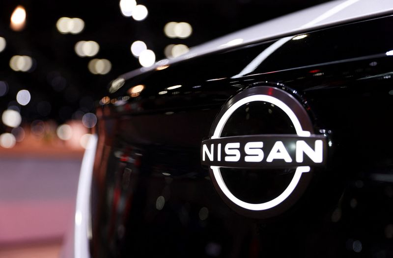 &copy; Reuters. FOTO ARCHIVO: Un logotipo de Nissan en un vehículo durante el día de prensa en el Salón del Automóvil de Los Ángeles en Los Ángeles, California, Estados Unidos 17 de noviembre 2022. REUTERS/Mike Blake
