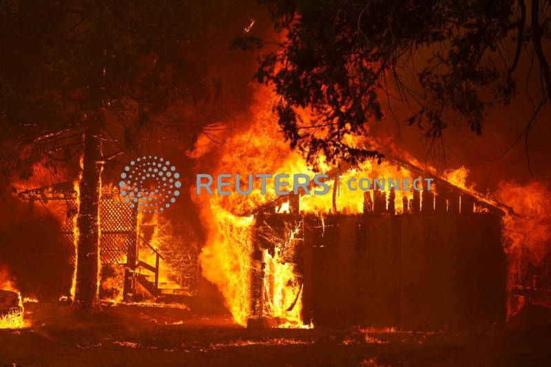 &copy; Reuters. Uma casa é totalmente tomada pelas chamas no Dixie Fire, incêndio florestal perto da cidade de Greenville, Califórnia
05/08/2021
REUTERS/Fred Greaves