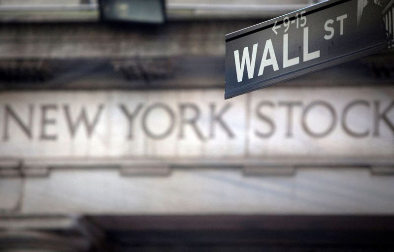 &copy; Reuters. Un panneau de Wall Street photographié à l'extérieur de la Bourse de New York, aux Etats-Unis. /Photo prise le 28 octobre 2013/REUTERS/Carlo Allegri