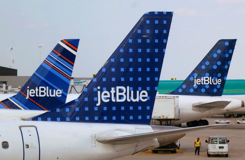 © Reuters. FILE PHOTO: JetBlue Airways aircrafts are pictured at departure gates at John F. Kennedy International Airport in New York June 15, 2013. REUTERS/Fred Prouser/File Photo