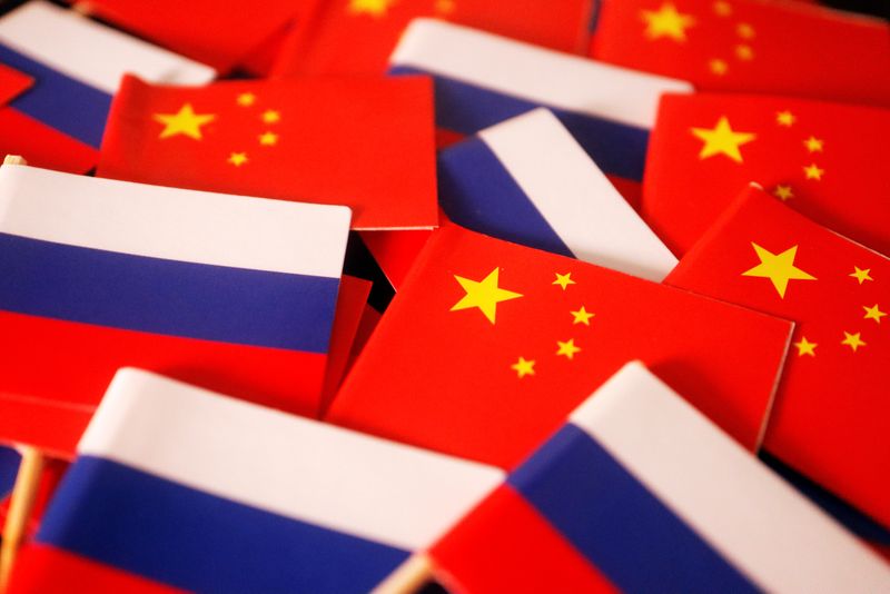 &copy; Reuters. 　バイデン米政権は９月２５日、中国企業１１社とロシア企業５社を事実上の禁輸措置対象の「エンティティーリスト」に追加したと発表した。写真は中国とロシアの国旗。２０２２年３月