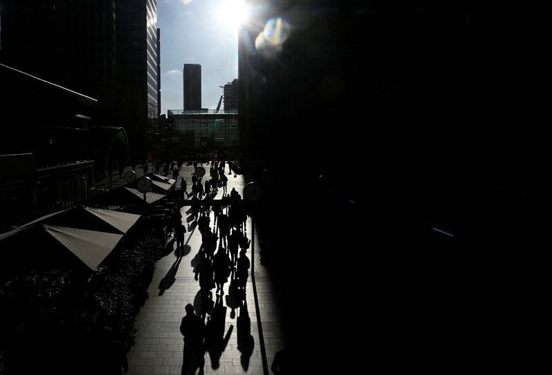 &copy; Reuters. FILE PHOTO: Workers walk through the Canary Wharf financial district in London, Britain, December 7, 2022. REUTERS/Toby Melville/File Photo