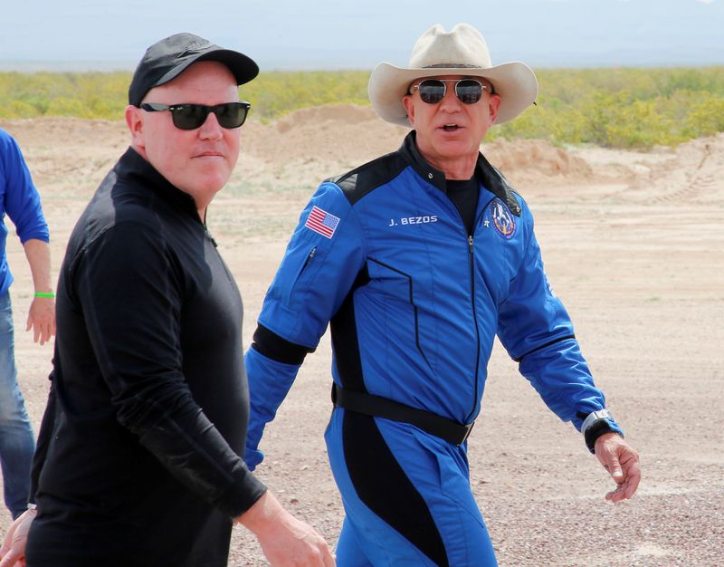 &copy; Reuters. O bilionário empresário Jeff Bezos caminha com o presidente e CEO da Blue Origin, Bob Smith, depois que Bezos esteve no voo inaugural da empresa para o limite do espaço, em Van Horn, Texas, EUA.
20/07/2021.
REUTERS/Joe Skipper/File photo