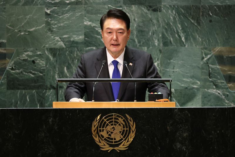 &copy; Reuters. 　９月２６日、英王室は、チャールズ国王の招待を受けて韓国の尹錫悦大統領が１１月に英国を公式訪問すると発表した。写真は２０日、国連総会で演説する同大統領。ニューヨークで撮影