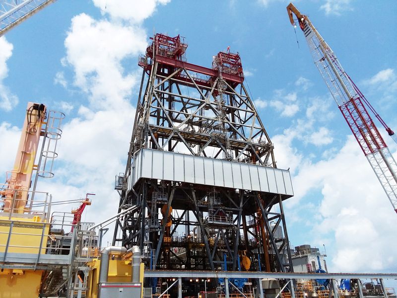 © Reuters. FILE PHOTO: A massive drilling derrick is pictured on BP's Thunder Horse Oil Platform in the Gulf of Mexico, 150 miles from the Louisiana coast, May 11, 2017.  Picture taken May 11, 2017.  REUTERS/Jessica Resnick-Ault/File Photo