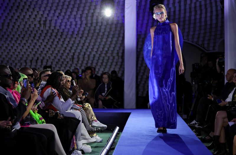 &copy; Reuters. عارضة ترتدي فستانا يمثل أحد إبداعات دار أزياء بيير كاردان ضمن مجموعة أزياء الربيع والصيف لعام 2024 للسيدات في اليوم الأول لأسبوع الموضة في با