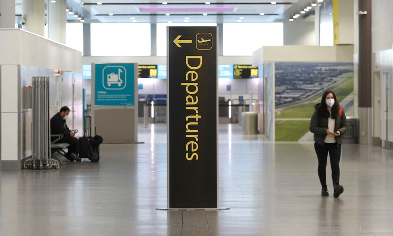 &copy; Reuters.     英ロンドン近郊のガトウィック空港は９月２５日、航空管制部門で職員が新型コロナウイルス感染など体調不良により相次いで勤務できなくなり、人員が不足したため、１日のフライト