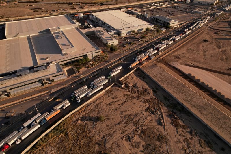 &copy; Reuters.     メキシコ北部の国境都市シウダフアレスの運送協会代表によると、米政府の移民対応に伴い、過去１週間で推定１０億ドル相当の商品を積んだ約８０００台のトレーラーがメキシコ側で