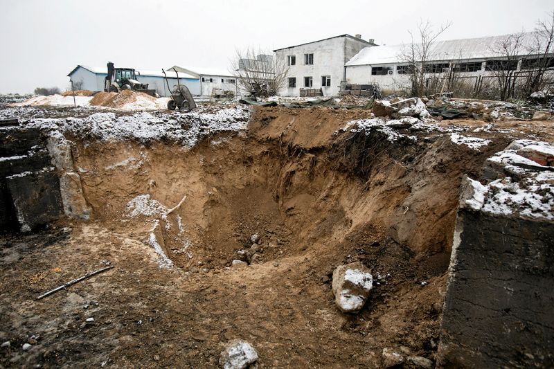 © Reuters. FILE PHOTO: A view of the destruction at the scene of a blast site at a grain drying facility in Przewodow, a village in southeastern Poland near the border with Ukraine, November 20, 2022. Jakub Orzechowski/Agencja Wyborcza.pl via REUTERS