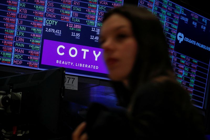 &copy; Reuters. Un écran affichant le logo et les informations de négociation de Coty à la Bourse de New York (NYSE) à New York, aux États-Unis. /Photo d'archives/REUTERS/Brendan McDermid