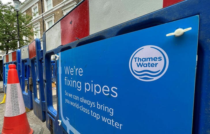 © Reuters. Signage is seen for British utility company Thames Water at a repair site in London, Britain, June 28, 2023. REUTERS/Toby Melville