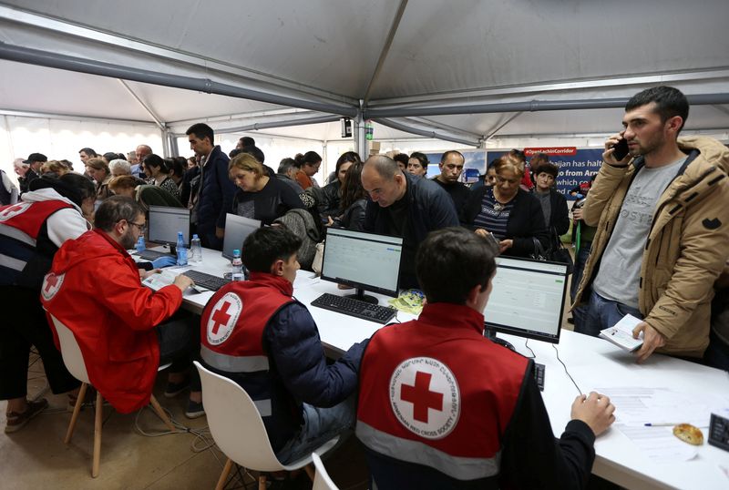 © Reuters. Refugees from Nagorno-Karabakh region register at the aid centre in the border village of Kornidzor, Armenia, September 26, 2023. REUTERS/Irakli Gedenidze