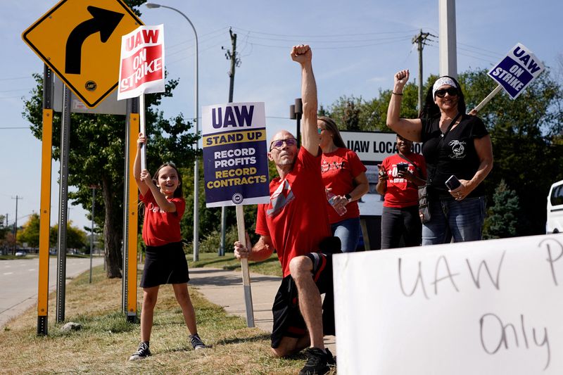&copy; Reuters. FILE PHOTO: Striking United Auto Workers (UAW) union workers picket outside the Ford Michigan Assembly Plant in Wayne, Michigan, U.S., September 23, 2023. REUTERS/Dieu-Nalio Chery/File Photo