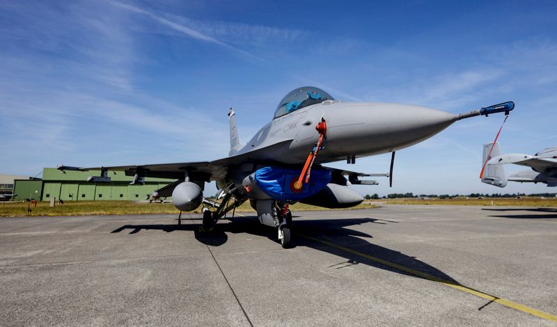 &copy; Reuters. An F-16 combat jet of the US Airforce is prepared for practice flights ahead of the Air Defender Exercise 2023 at the military airport of Jagel, northern Germany, on June 9, 2023.   AXEL HEIMKEN/Pool via REUTERS/ File Photo