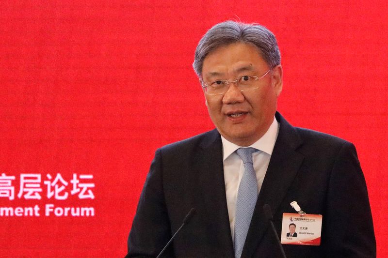 &copy; Reuters. FILE PHOTO: China's Commerce Minister Wang Wentao delivers a speech at the China Development Forum 2023, in Beijing, China, March 26, 2023. REUTERS/Jing Xu/File Photo