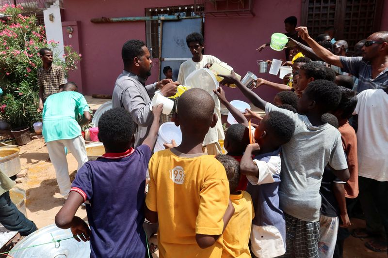 &copy; Reuters. People hold pots as volunteers distribute food in Omdurman, Sudan, September 3, 2023. REUTERS/El Tayeb Siddig/ File Photo