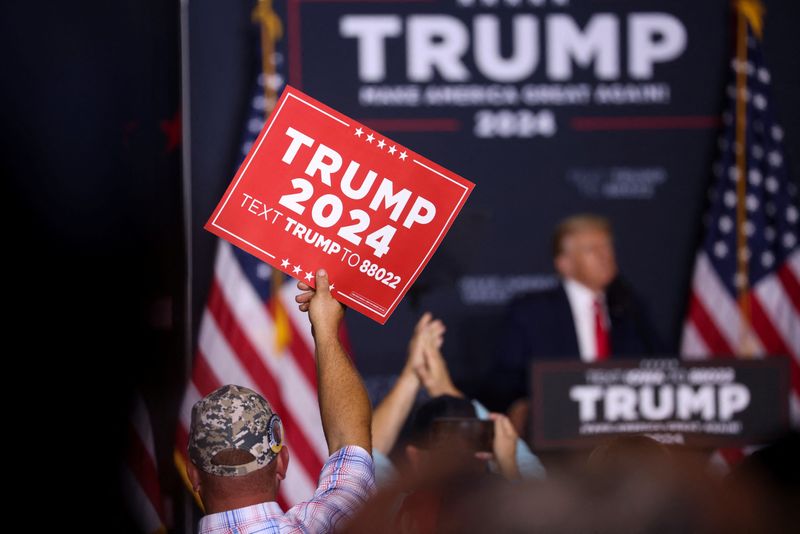 © Reuters. FILE PHOTO: Former U.S. President and Republican presidential candidate Donald Trump speaks during a 2024 presidential campaign rally in Dubuque, Iowa, U.S. September 20, 2023.  REUTERS/Scott Morgan