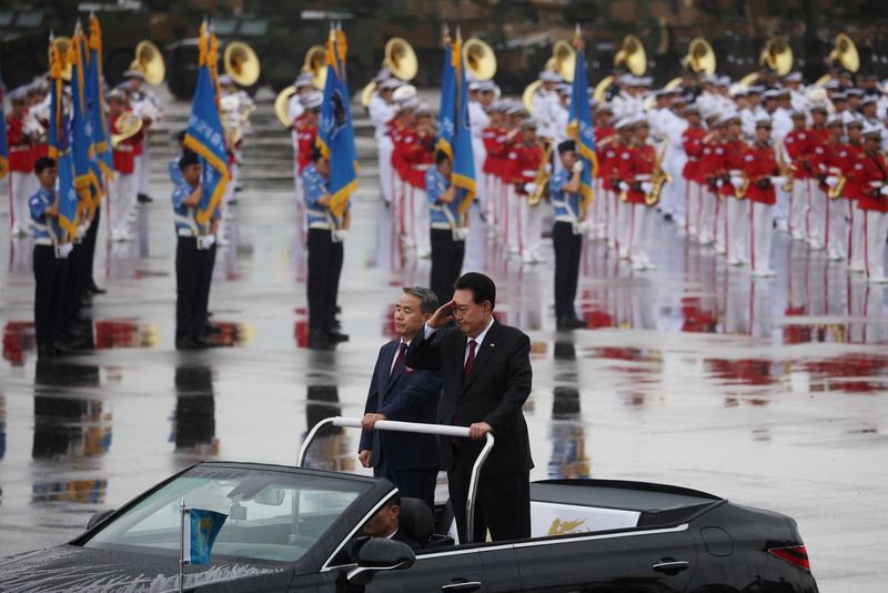 &copy; Reuters. Presidente sul-coreano Yoon Suk Yeol e ministro da Defesa Lee Jong-sup durante desfile militar 
 26/9/2023   REUTERS/Kim Hong-Ji