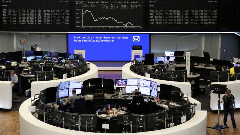 &copy; Reuters. Le graphique de l'indice boursier allemand DAX à la bourse de Francfort, en Allemagne. /Photo prise le 25 septembre 2023/REUTERS