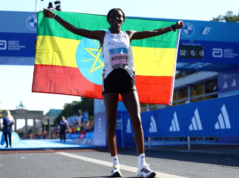 &copy; Reuters. FILE PHOTO: Athletics - Berlin Marathon - Berlin, Germany - September 24, 2023 Ethiopia's Tigist Assefa celebrates after winning the women's Berlin Marathon REUTERS/Lisi Niesner/File Photo