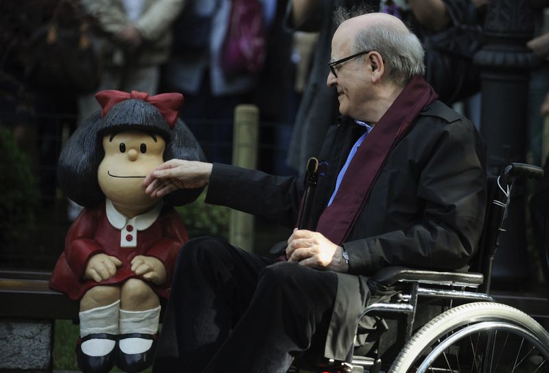 &copy; Reuters. FOTO DE ARCHIVO-El dibujante Joaquín Salvador Lavado, también conocido como Quino, toca una escultura de su personaje cómico Mafalda durante una ceremonia de inauguración de un parque de San Francisco en Oviedo, norte de España. 23 de octubre de 2014