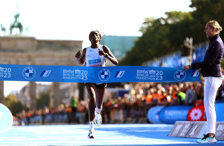 &copy; Reuters. Imagen de archivo de la atleta etíope Tigist Assefa cruzando primera la línea de meta en el Maratón de Berlín, Alemania. 24 septiembre 2023. REUTERS/Lisi Niesner
