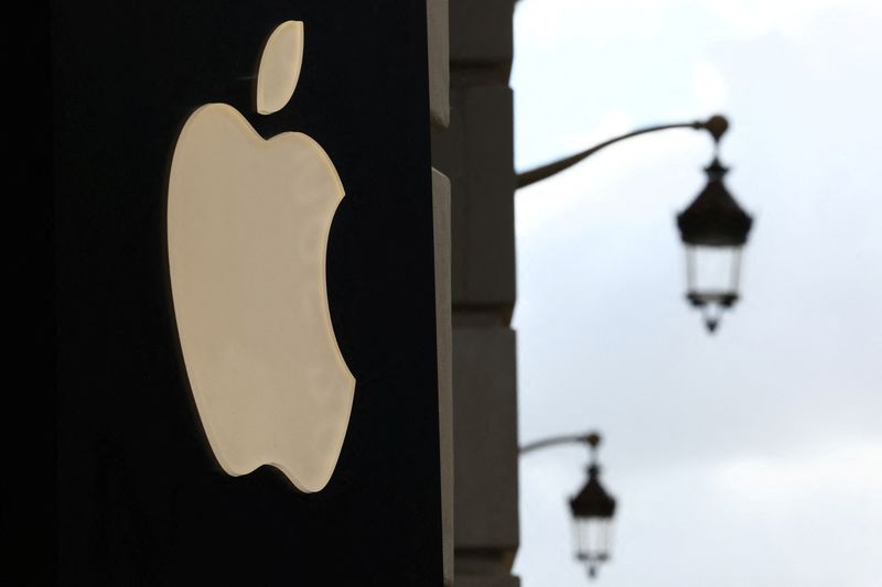 &copy; Reuters. Un logo Apple è raffigurato all'esterno di un Apple Store a Lille, Francia, 13 settembre 2023. REUTERS/Stephanie Lecocq/File Photo