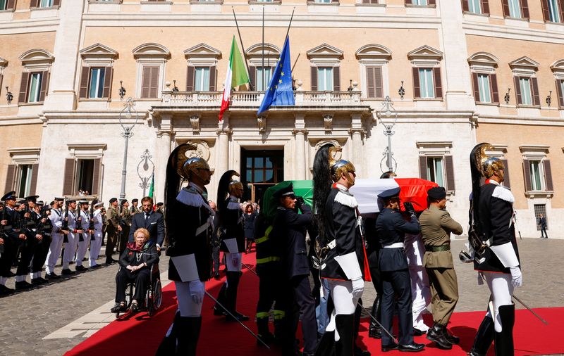 &copy; Reuters. The coffin of former Italian President and senator, Giorgio Napolitano is carried during his state funeral in Rome, Italy, September 26, 2023. REUTERS/Remo Casilli