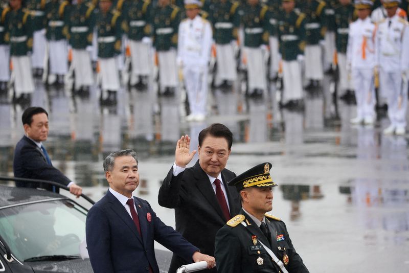 © Reuters. South Korean President Yoon Suk Yeol waves to the crowd during a celebration to mark 75th anniversary of Korea Armed Forces Day, in Seongnam, South Korea, September 26, 2023.  REUTERS/Kim Hong-Ji/Pool