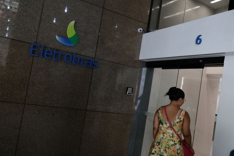 © Reuters. Mulher entra na sede da Eletrobras
3/01/2019
REUTERS/Pilar Olivares