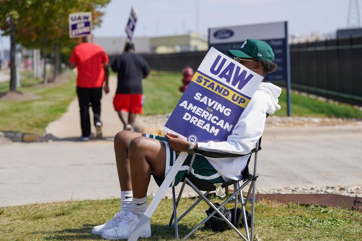 &copy; Reuters. Imagen de archivo de un miembro del sindicato UAW manifestándose al exterior de la planta de ensamblaje de Ford en Wayne, Michigan, EEUU. 23 septiembre 2023. REUTERS/Dieu-Nalio Chery