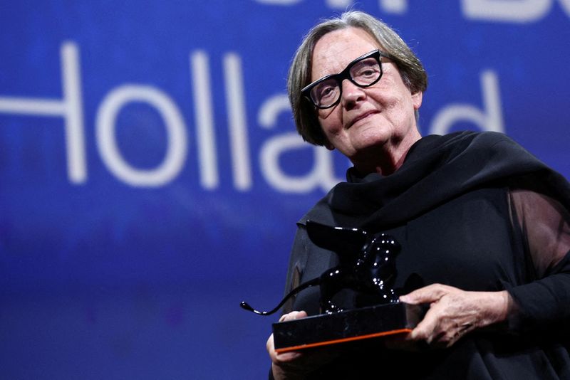 &copy; Reuters. FILE PHOTO: The 80th Venice Film Festival - Awards Ceremony - Venice, Italy, September 9, 2023.  Director Agnieszka Holland poses with the special Jury Prize award for the movie "Zielona Granica" (Green Border). REUTERS/Guglielmo Mangiapane/File Photo