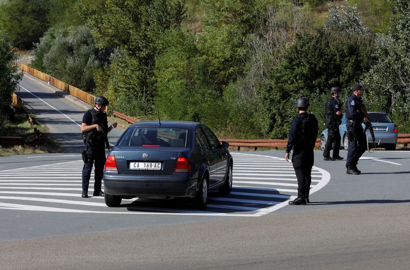 &copy; Reuters. Policiais do Kosovo patrulham via para mosteiro de Banjska após tiroteio
 26/9/2023   REUTERS/Ognen Teofilovski